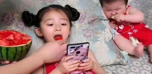 带女儿吃瓜,带女儿共享甜蜜吃瓜时光